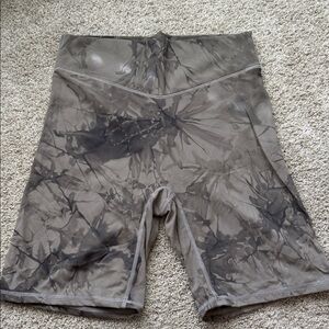 High-Waist Tie-Dye Bike Shorts in Taupe